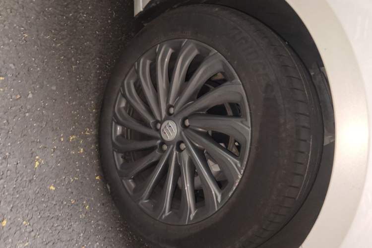 Used Buick LaCrosse 2025 28T Platinum Edition Right Front Wheel Hub