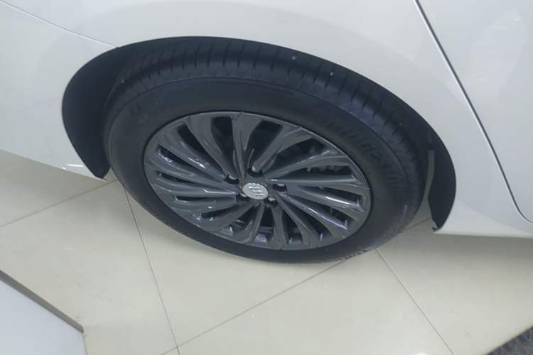 Used Buick LaCrosse 2025 28T Platinum Edition Right Rear Wheel Hub