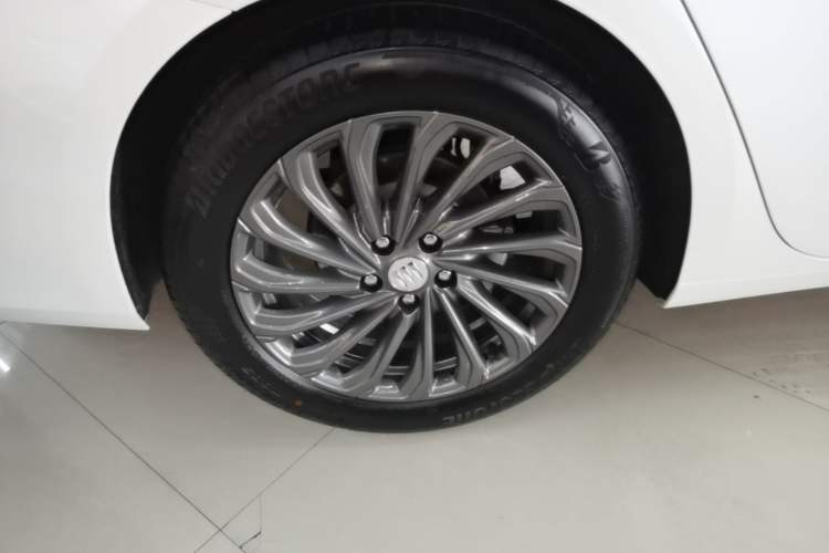 Used Buick LaCrosse 2025 28T Platinum Edition Right Rear Wheel Hub