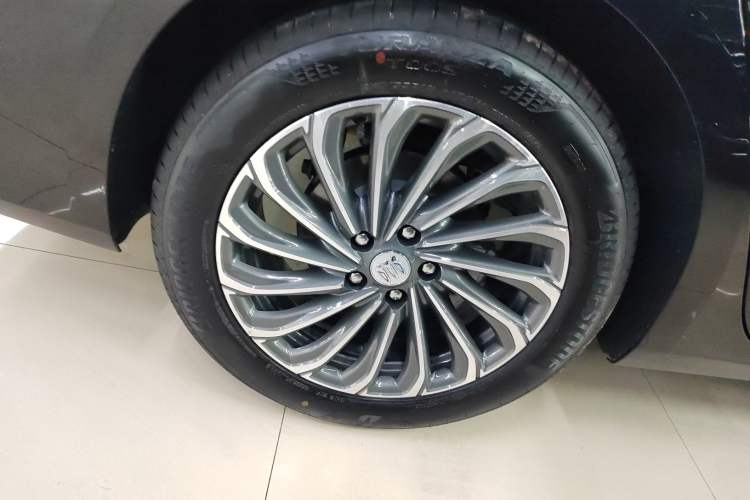 Used Buick LaCrosse 2026 Model 28T Platinum Edition Exterior 5