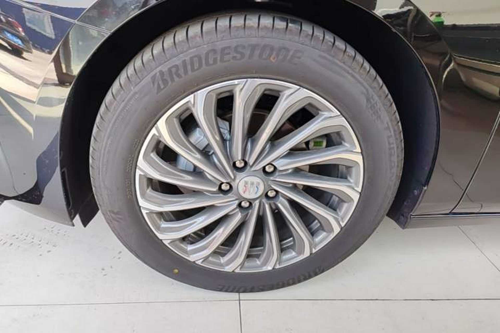 Used Buick LaCrosse 2026 Model 28T Platinum Edition Left Front Wheel Hub