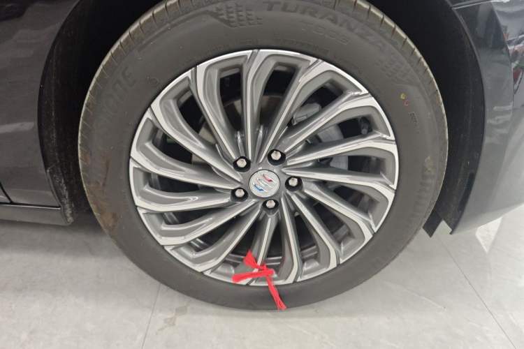 Used Buick LaCrosse 2026 Model 28T Platinum Edition Right Front Wheel Hub