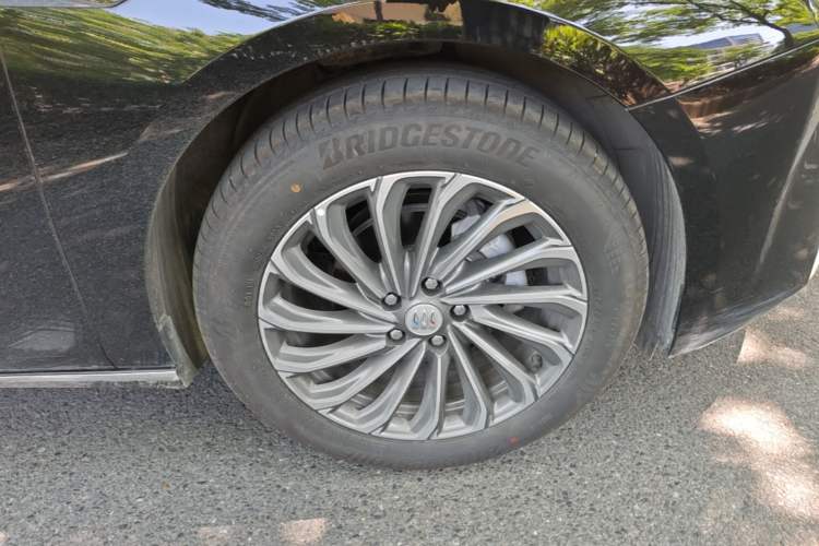 Used Buick LaCrosse 2026 Model 28T Platinum Edition Right Front Wheel Hub