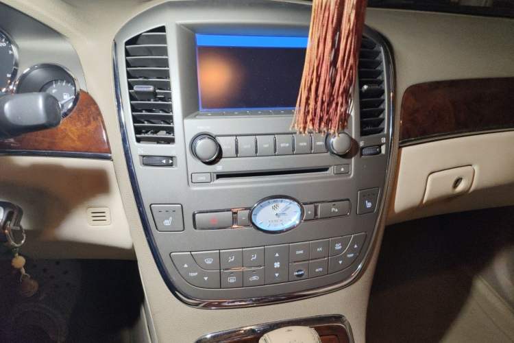 Used Buick Park Avenue 2010 3.0 Luxury Edition Audio And AC Panel