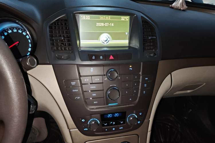 Used Buick Regal 2009 2.0L Comfort Edition Audio And AC Panel
