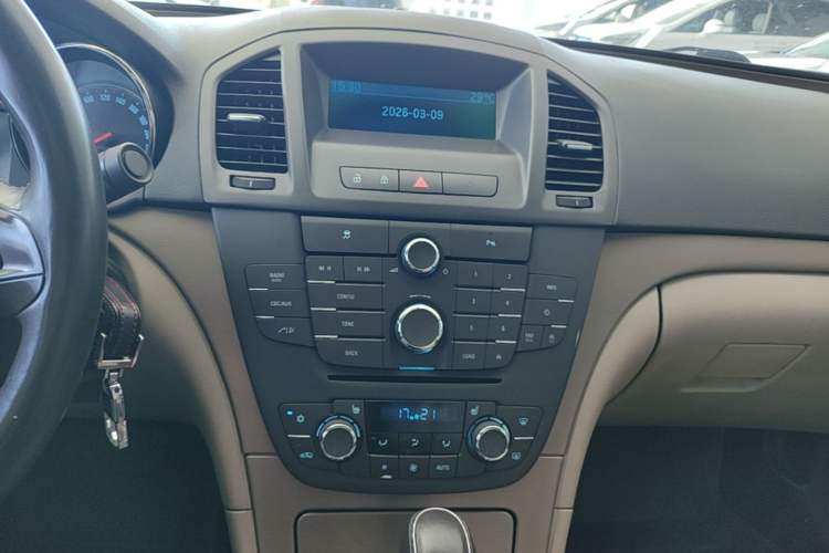 Used Buick Regal 2009 2.0L Elite Edition Audio And AC Panel