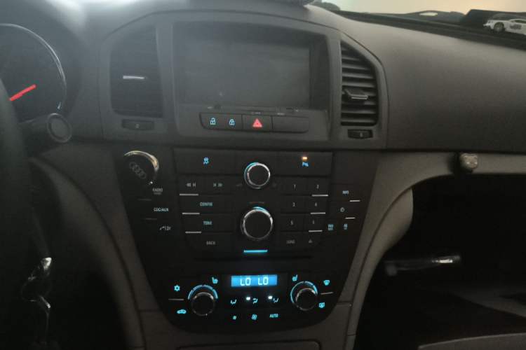 Used Buick Regal 2009 2.0L Elite Edition Audio And AC Panel