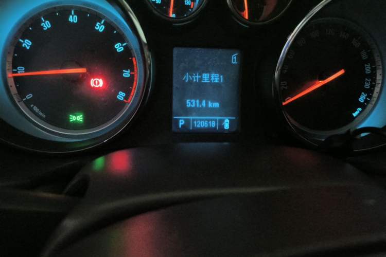 Used Buick Regal 2009 2.0L Elite Edition Odometer Close Up