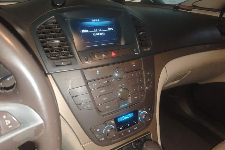 Used Buick Regal 2009 2.0L Elite Edition Audio And AC Panel