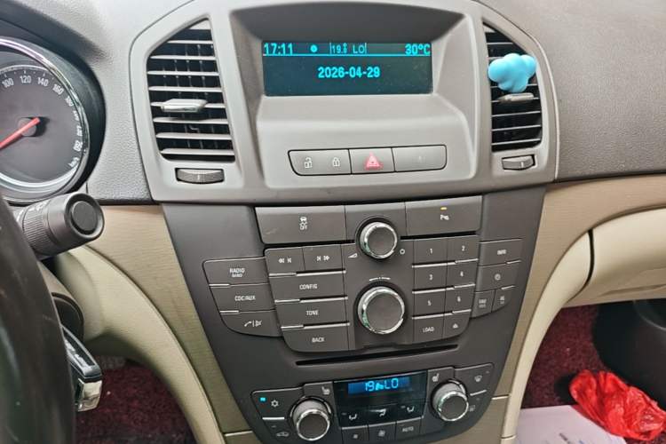 Used Buick Regal 2009 2.0L Elite Edition Audio And AC Panel