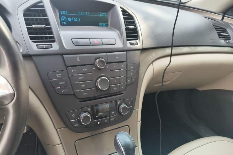 Used Buick Regal 2009 2.0L Elite Edition Audio And AC Panel