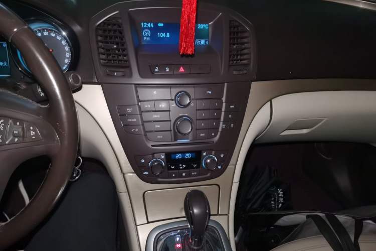 Used Buick Regal 2009 2.0L Elite Edition Audio And AC Panel