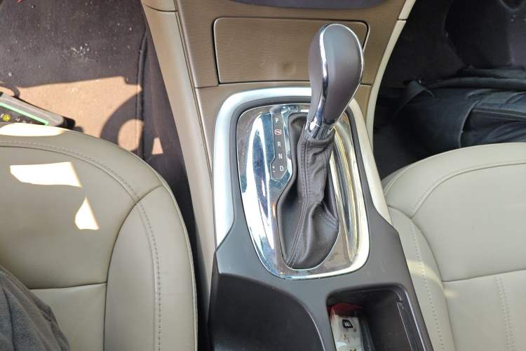 Used Buick Regal 2009 2.0L Elite Edition Gear Lever