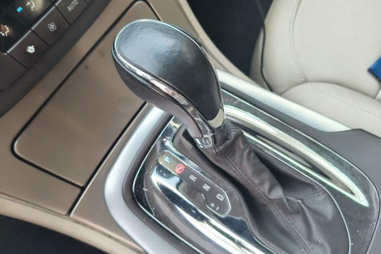 Used Buick Regal 2009 2.0L Elite Edition Gear Lever