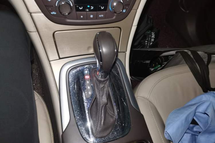 Used Buick Regal 2009 2.0L Elite Edition Gear Lever