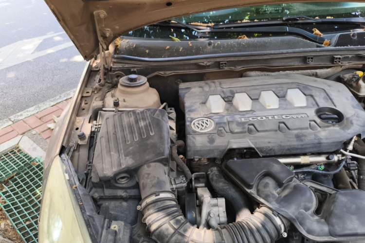 Used Buick Regal 2009 2.0L Elite Edition Engine Bay Right