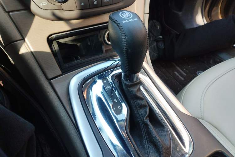 Used Buick Regal 2009 2.0L Elite Edition Gear Lever