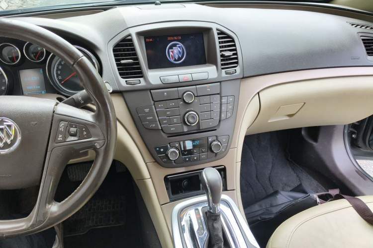 Used Buick Regal 2010 2.4L Elite Edition Audio And AC Panel