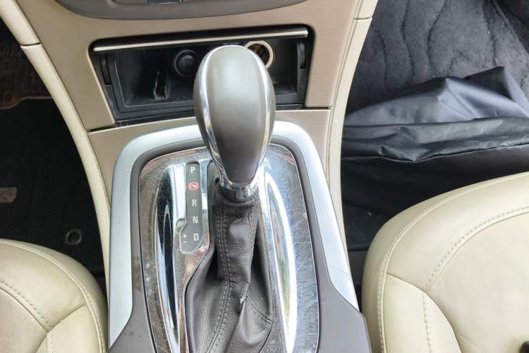 Used Buick Regal 2010 2.4L Elite Edition Gear Lever