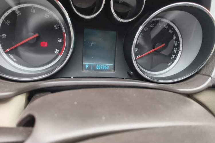 Used Buick Regal 2010 2.0L Expo Edition Odometer Close Up