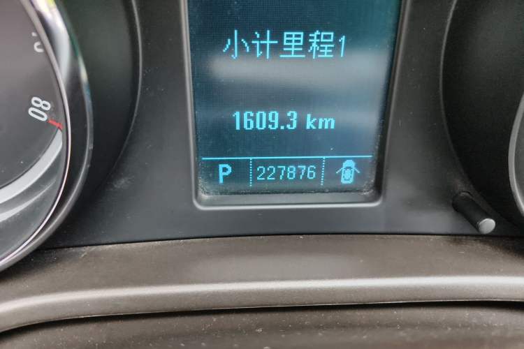 Used Buick Regal 2010 2.4L Elite Edition Odometer Close Up