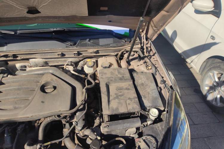 Used Buick Regal 2010 2.0T Flagship Sport Edition Engine Bay Left