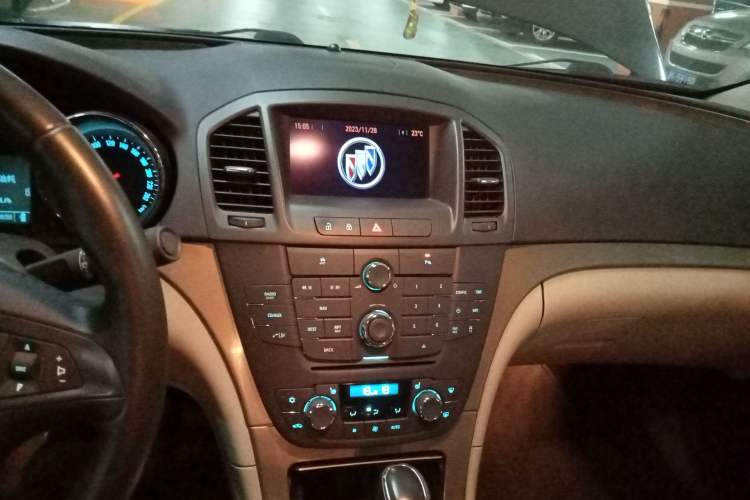 Used Buick Regal 2010 2.4L Elite Edition Audio And AC Panel
