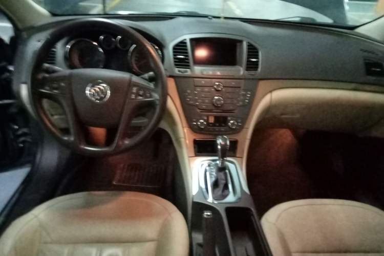 Used Buick Regal 2010 2.4L Elite Edition Center Console