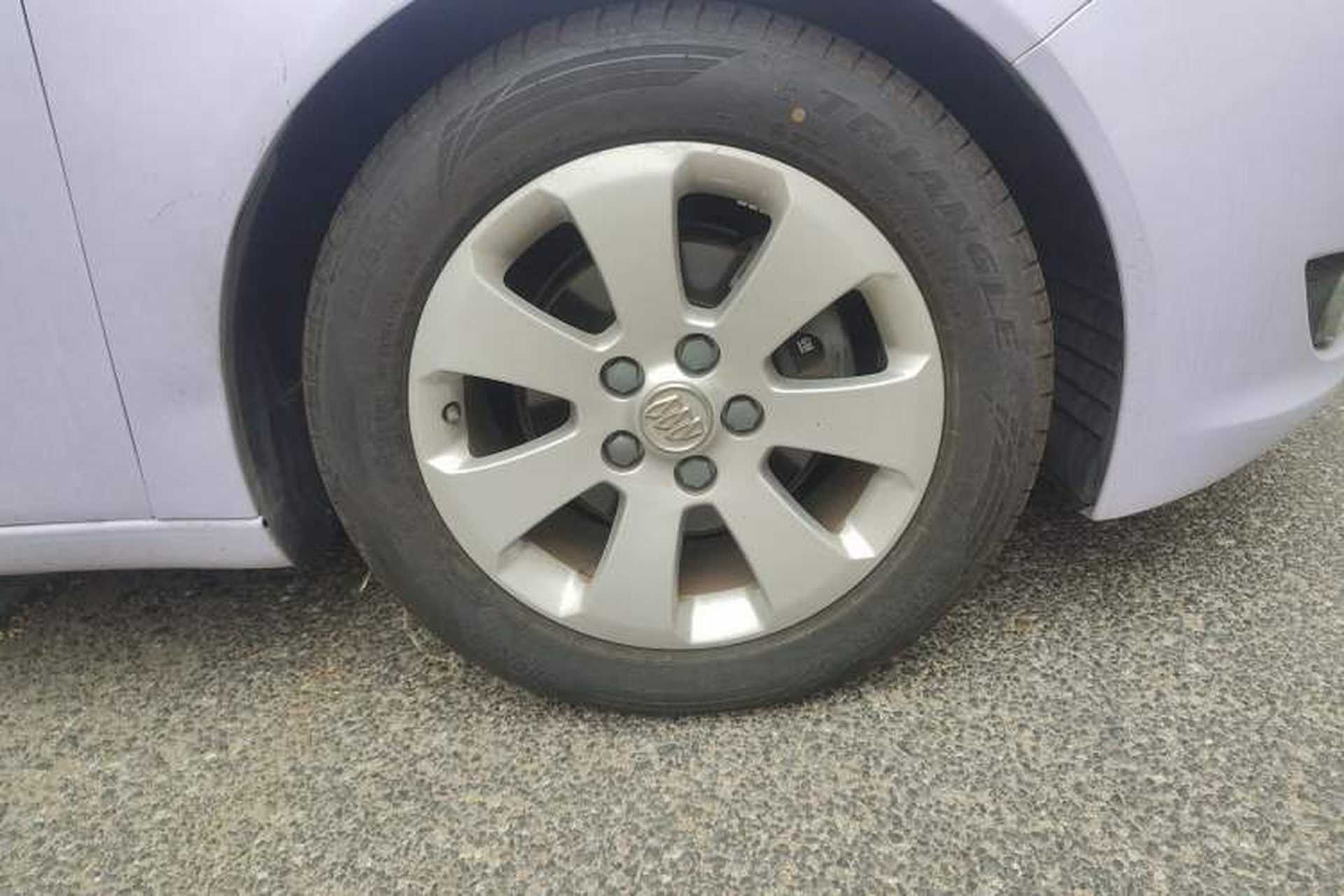 Used Buick Regal 2010 2.0L Expo Edition Right Front Wheel Hub