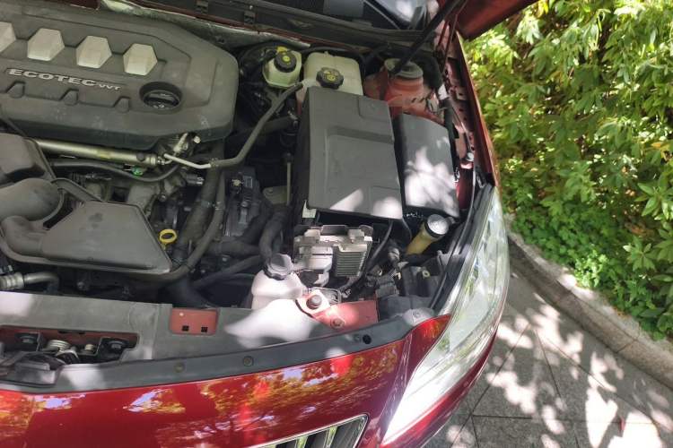 Used Buick Regal 2010 2.0L Expo Edition Engine Bay Left
