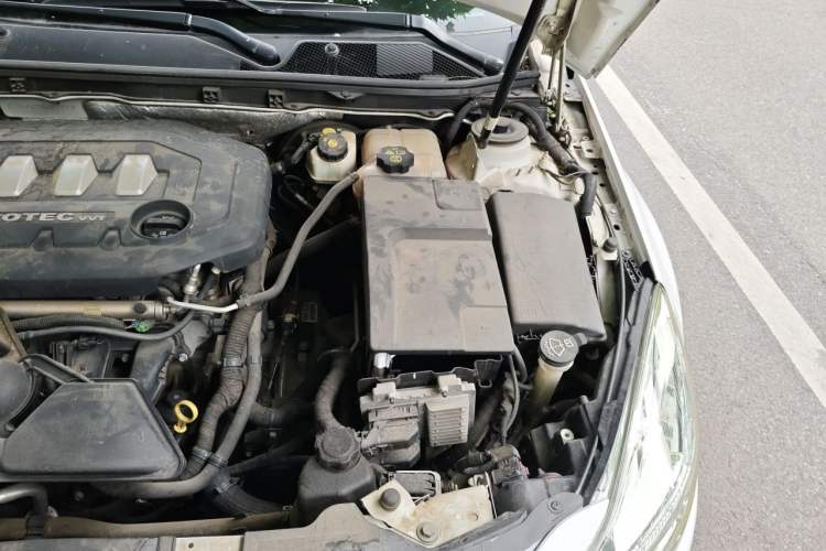 Used Buick Regal 2010 2.0L Expo Edition Engine Bay Left