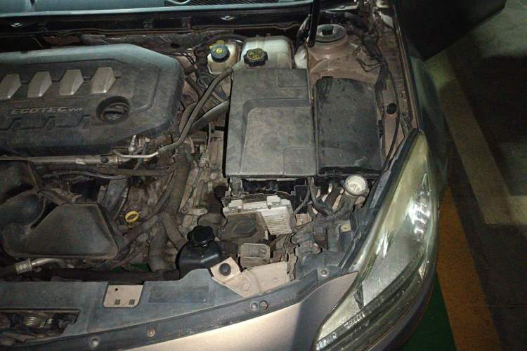 Used Buick Regal 2010 2.0L Expo Edition Engine Bay Left