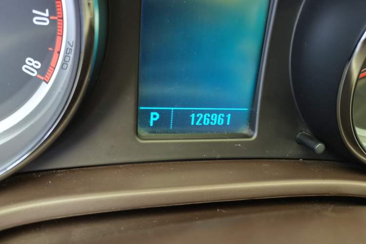 Used Buick Regal 2011 2.0L Comfort Edition Odometer Close Up