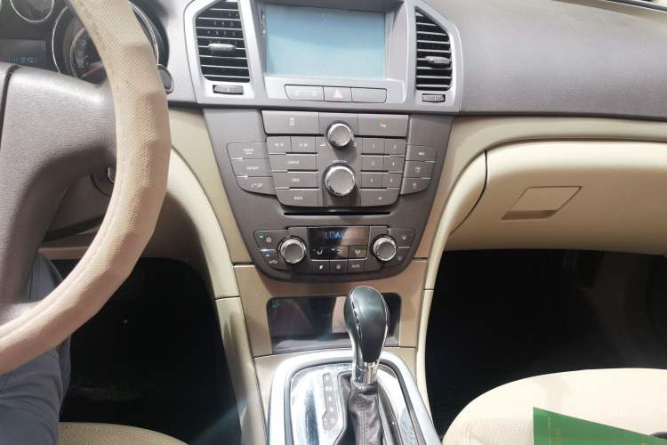 Used Buick Regal 2011 2.0L Comfort Edition Audio And AC Panel