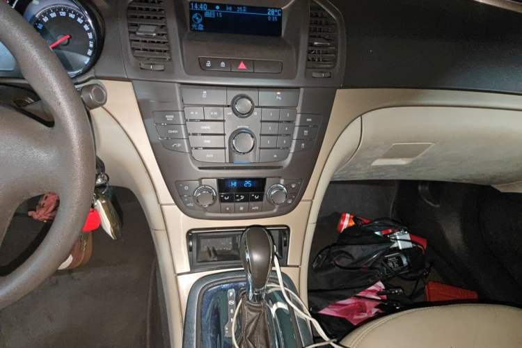 Used Buick Regal 2011 2.0L Comfort Edition Audio And AC Panel