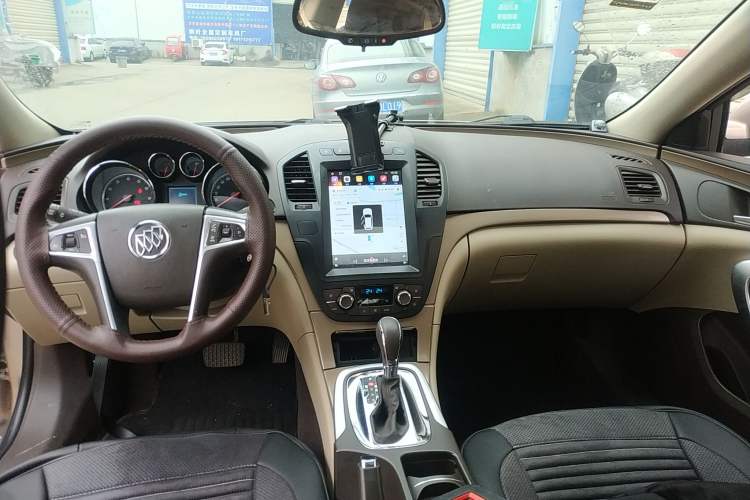 Used Buick Regal 2011 2.4L SIDI Elite Edition Center Console