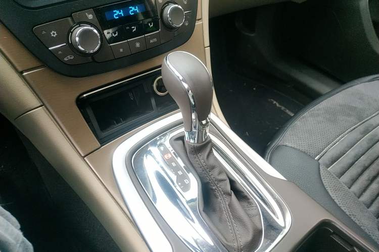 Used Buick Regal 2011 2.4L SIDI Elite Edition Gear Lever