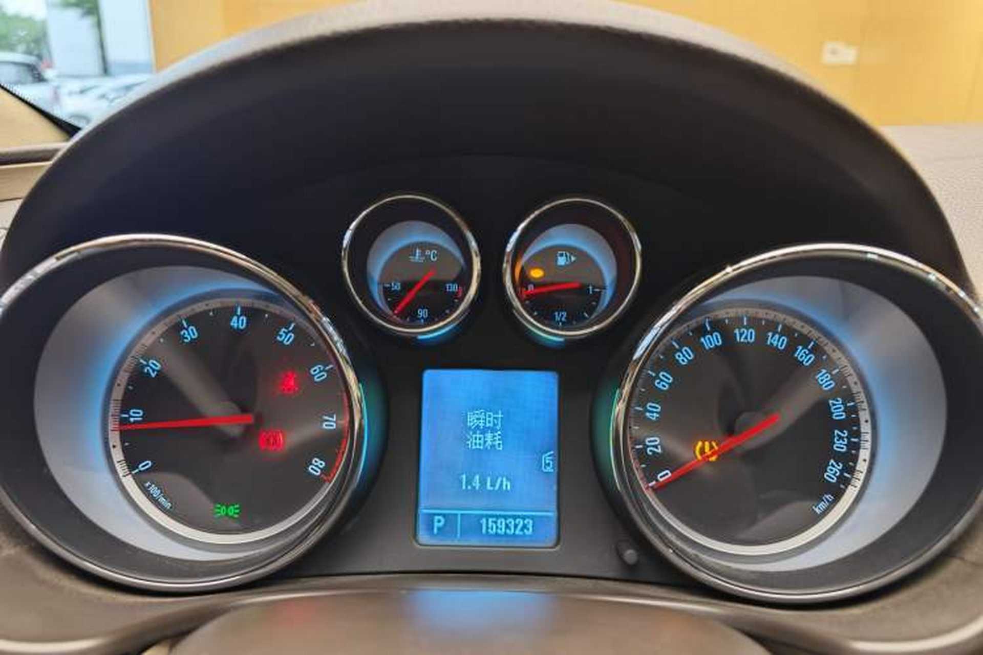 Used Buick Regal 2011 2.0L Comfort Edition Odometer Close Up