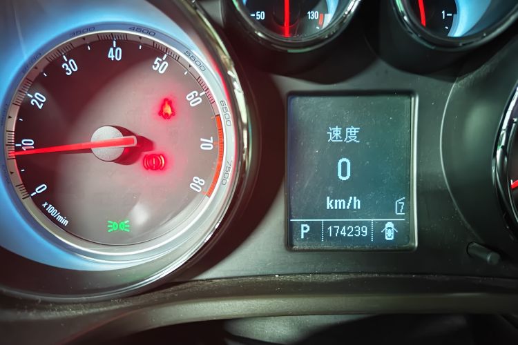 Used Buick Regal 2011 2.0L Comfort Edition Odometer Close Up