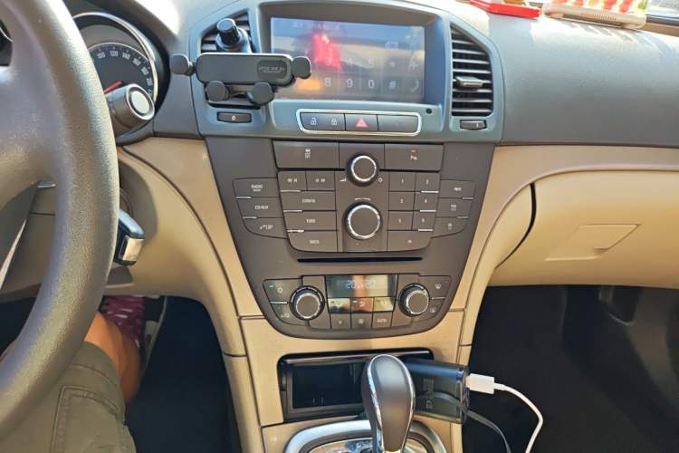 Used Buick Regal 2011 2.0L Comfort Edition Audio And AC Panel