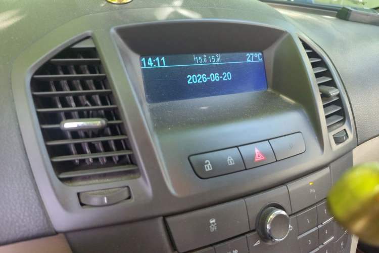 Used Buick Regal 2011 2.0L Comfort Edition Audio And AC Panel