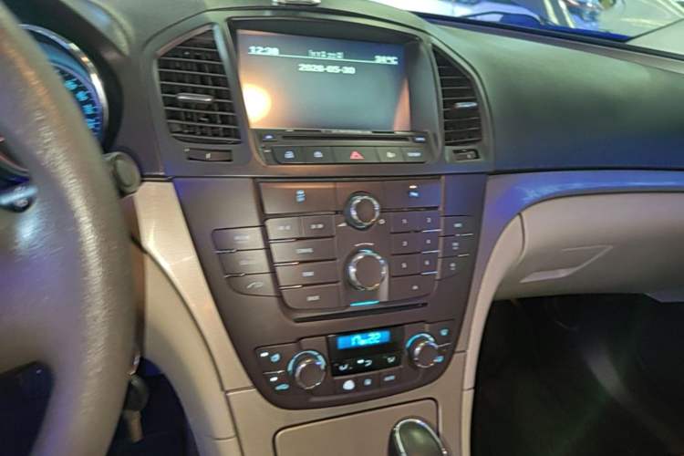 Used Buick Regal 2011 2.0L Comfort Edition Audio And AC Panel