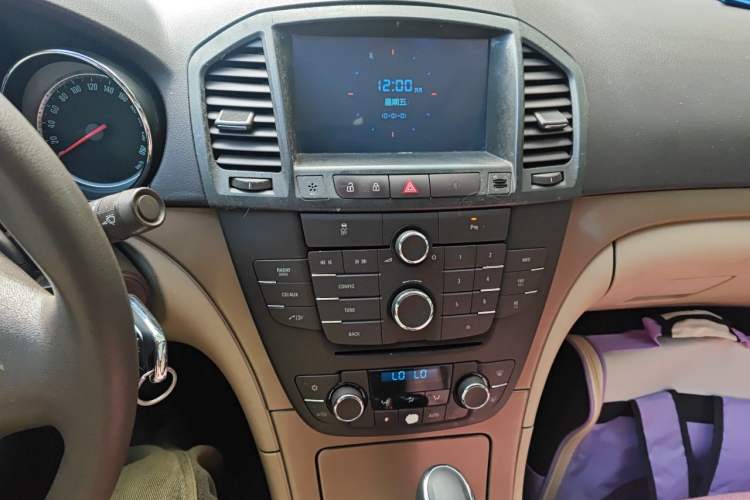 Used Buick Regal 2011 2.0L Comfort Edition Audio And AC Panel