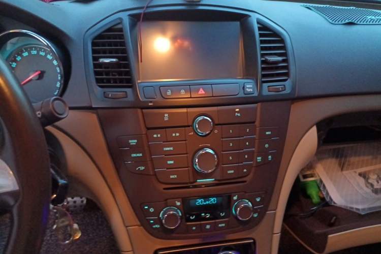 Used Buick Regal 2011 2.0L Comfort Edition Audio And AC Panel