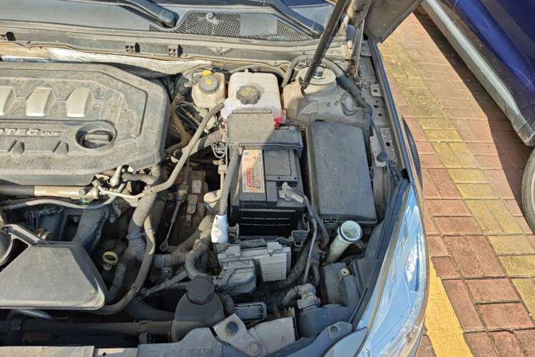 Used Buick Regal 2011 2.0L Comfort Edition Engine Bay Left