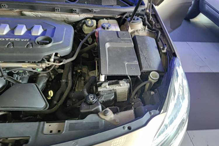Used Buick Regal 2011 2.0L Comfort Edition Engine Bay Left