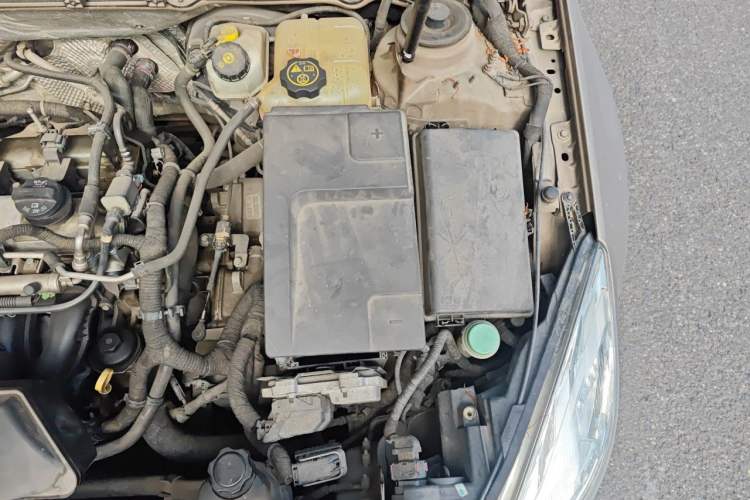 Used Buick Regal 2011 2.0L Comfort Edition Engine Bay Left