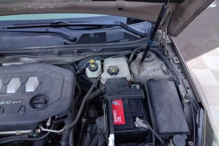 Used Buick Regal 2011 2.0L Comfort Edition Engine Bay Left