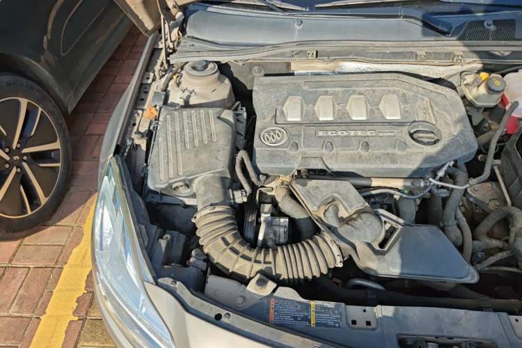 Used Buick Regal 2011 2.0L Comfort Edition Engine Bay Right