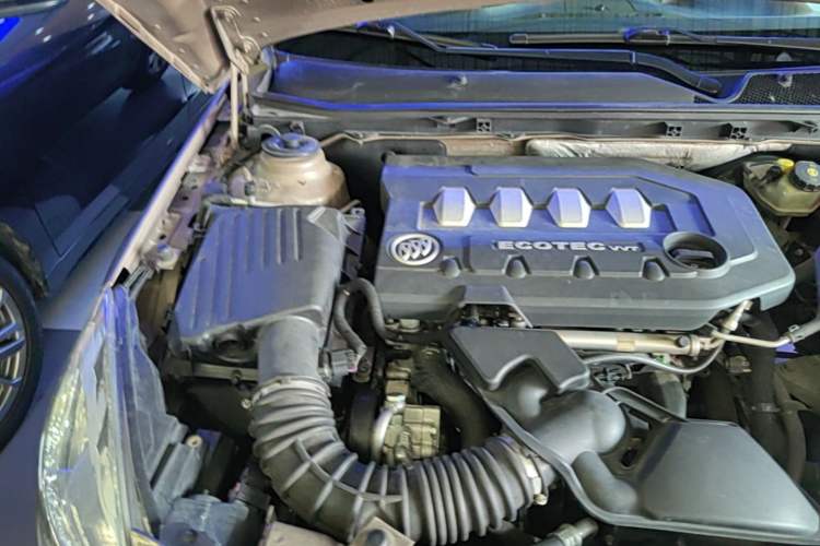 Used Buick Regal 2011 2.0L Comfort Edition Engine Bay Right